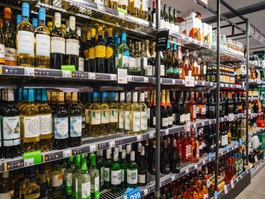 satır alkollü şarap ürünleri ile Albert Heijn mağaza iç