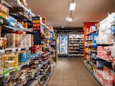 gıda ve gıda olmayan satırlar ile Albert Heijn mağaza iç