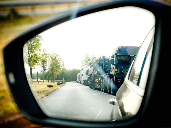 Gran convoy de vehículos militares uno que transporta un tanque alemán — Foto de Stock