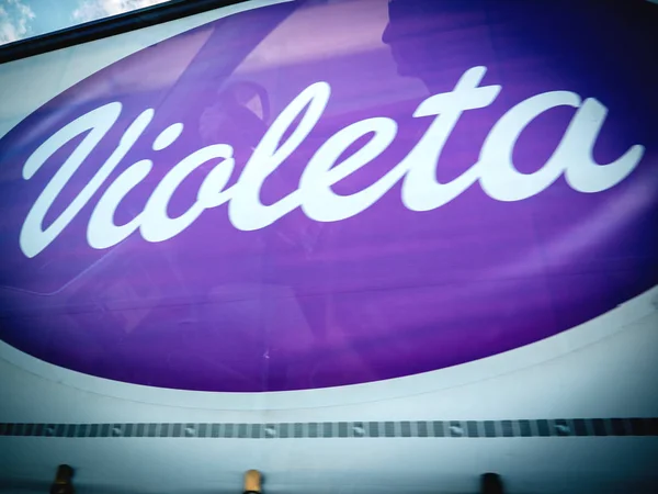 Violeta-Schild am nahegelegenen LKW — Stockfoto