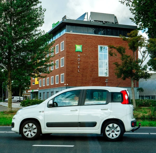 Fiat coche de conducción en la carretera holandesa con Ibis Styles Hote — Foto de Stock