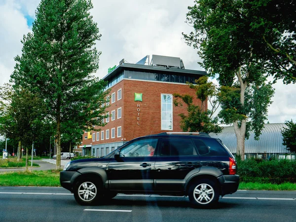 Hyundai Geländewagen fährt auf holländischer Autobahn — Stockfoto