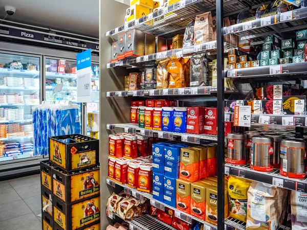Εσωτερικό του Albert Heijn αποθηκεύουν σειρές προϊόντων τσαγιού καφέ — Φωτογραφία Αρχείου