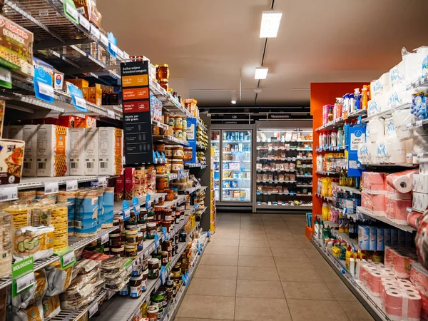 Interior de Albert Heijn tienda con filas de alimentos y no alimentos — Foto de Stock