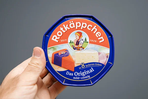 Holding Rotkappchen das Original mild-cremig Duitse kaas — Stockfoto