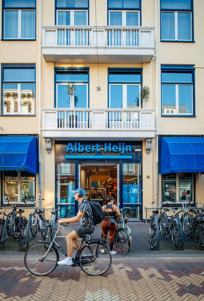 Albert Heijn supermarket with male cyclist — Stock Photo, Image