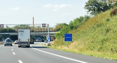 Nederland tabelasının yanından geçen kamyon