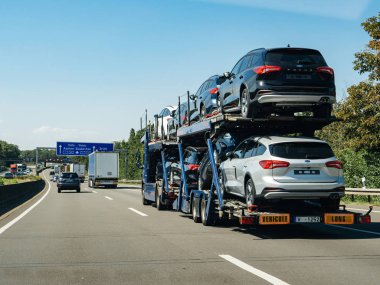 Birden fazla Ford Focus araba taşıyan kamyonlar