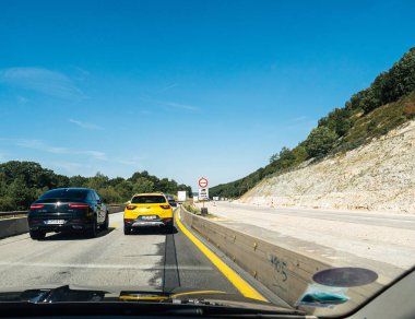 Kia Stonic sarı suv ve siyah Mercedes-Benz Gle Suv
