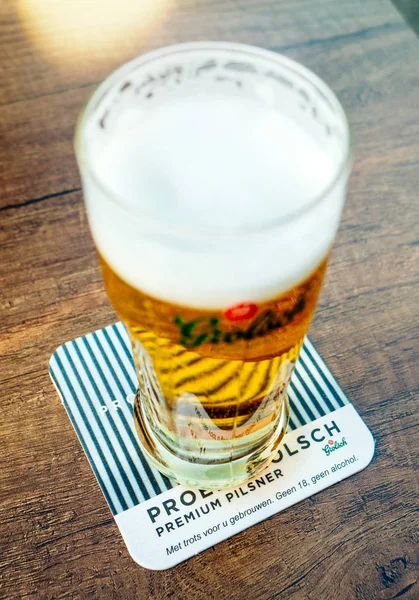 Vertikal bild av färsk Grolsch öl pint — Stockfoto