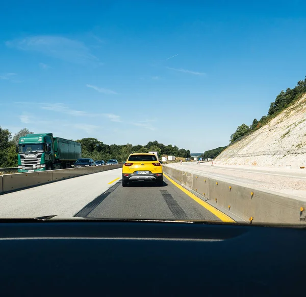 Punto de vista del conductor en la conducción delantera Kia Stonic — Foto de Stock