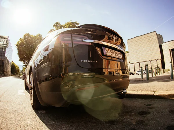 Тесла модель X електричний автомобіль позашляховик припаркований на французькій вулиці в сонячний день — стокове фото