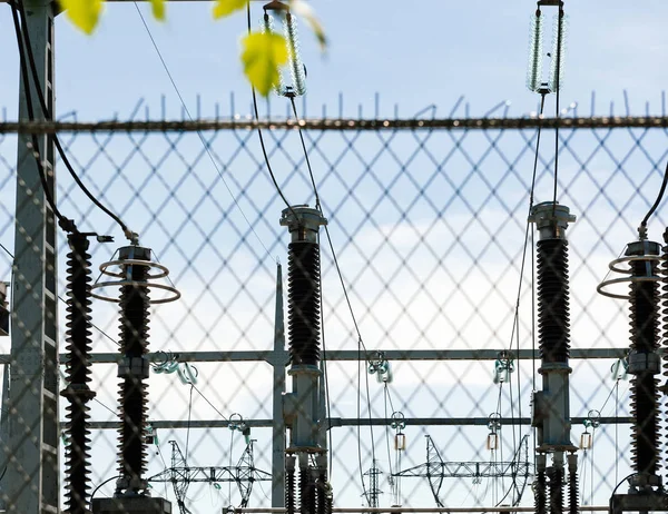 Líneas eléctricas francesas de alta tensión central hidroeléctrica —  Fotos de Stock