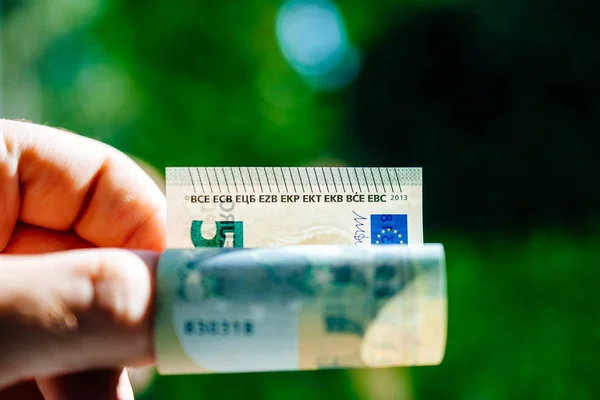 Homme main tenant un nouveau billet de 5 euros — Photo
