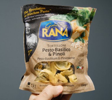 Lezzetli Giovanni Rana Tortelloni tutan adam el