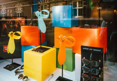 Johann Von Goisern tarafından üretilen gözlük ile howcase