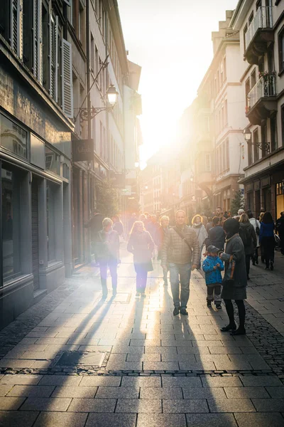 Fotgängare gå på shoppinggatan — Stockfoto