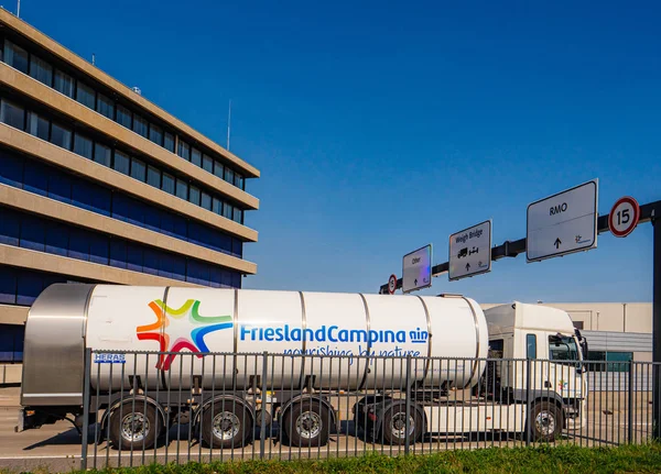 Grote witte vrachtwagen met Friesland Campina voedend — Stockfoto