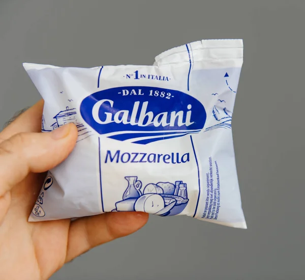 Confezione con deliziosa mozzarella Galbani — Foto Stock