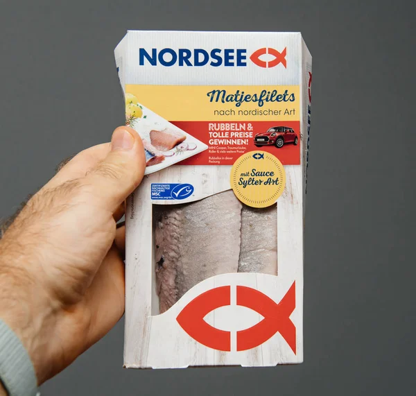 Man hand håller läckra Nordsee Matjesfilets — Stockfoto