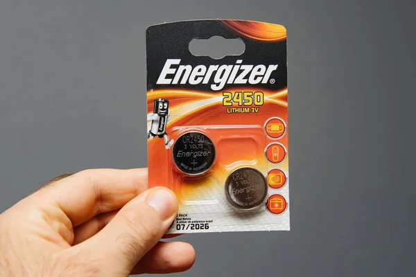 Een hand holding Energizer 2450 Lithium 3V batterij — Stockfoto