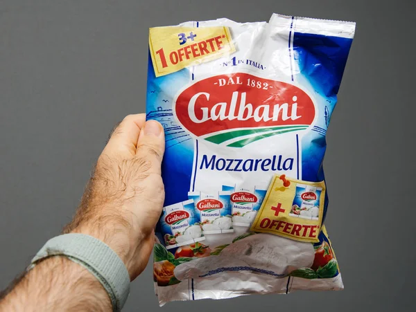 Confezione con deliziosa Mozzarella Galbani 3 + 1 — Foto Stock
