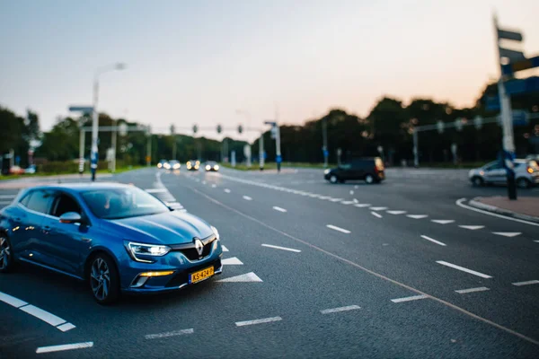 Renault carro entrando na estrada com efeito tilt-shift desfocado — Fotografia de Stock