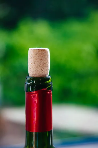 Korkverschluss an Weinflasche mit grünem defokussierten Hintergrund — Stockfoto