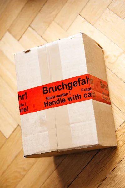 E-commerce Box dostawa na drewnianej podłodze — Zdjęcie stockowe