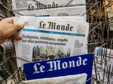Pov adam el tutan son Le monde Fransız gazetesi okuma