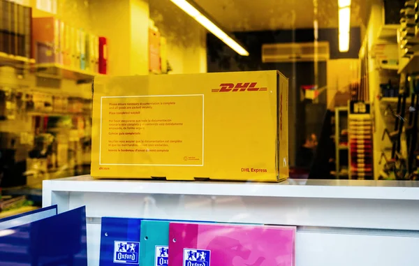 창가 쇼핑에서 Dhl 익스프레스 소포 — 스톡 사진