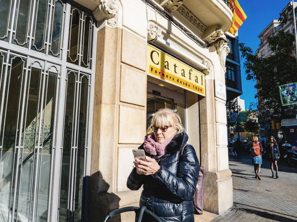 Dorosły kobieta chodzenie na ulicy Barcelony za pomocą telefonu — Zdjęcie stockowe
