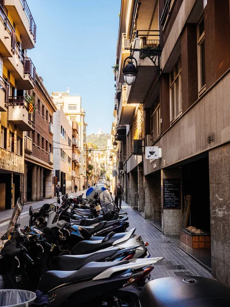 Vários scooters ciclomotor estacionado na frente do edifício — Fotografia de Stock