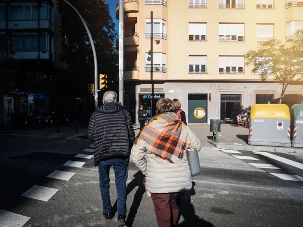 Senior para przejście ulica w centrum Barcelony — Zdjęcie stockowe