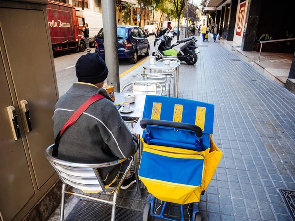 Tek adam içki kahve arka görünümü — Stok fotoğraf