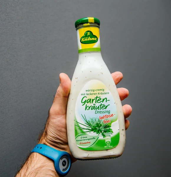Botella con aderezo de ensalada fabricado por Kuhne — Foto de Stock