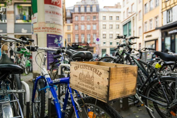 Stor cykelparkering med Haut-Medoc Cru Box — Stockfoto