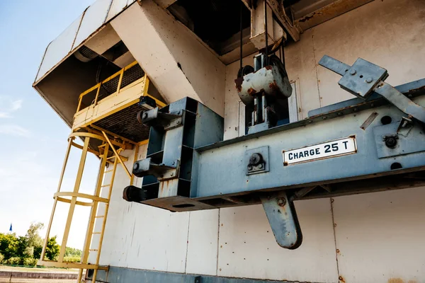 Escalera de acero y carga de peso de 25 toneladas — Foto de Stock