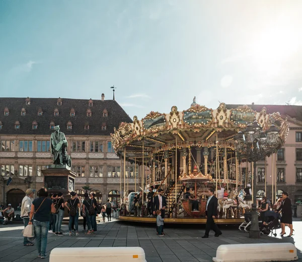 Personas peatones visitantes disfrutando de la ciudad de Estrasburgo —  Fotos de Stock