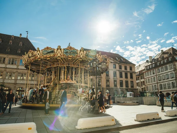 Personas peatones visitantes disfrutando de la ciudad de Estrasburgo — Foto de Stock