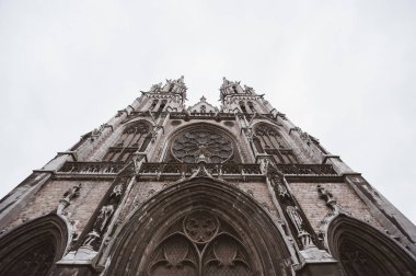 büyük cephe Neo-Gotik Sint-Petrus-en-Pauluskerk