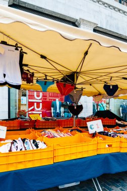 erkek ve kadın iç çamaşırı satan pazar tezgahı