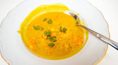 karides ile köri soslu plaka