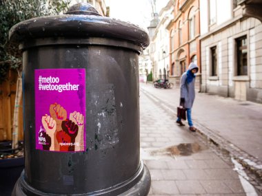 Metoo wetoogether kampanya posteri ile Kadın