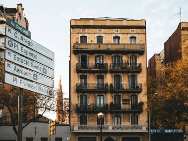 meşgul cadde ve arka planda Sagrada Familia Katedrali