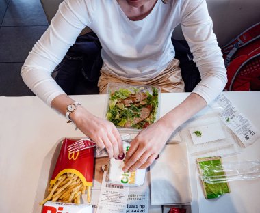 Mcdonalds yiyen meraklı sabırsız kadın yukarıdan görünümü