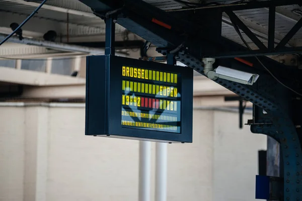Electronic arrival departure board with city name and track inside — Stock Photo, Image