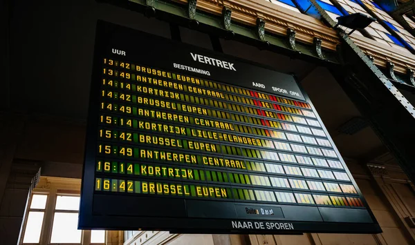 Large electronic arrival departure board Vertrek — Stock Photo, Image