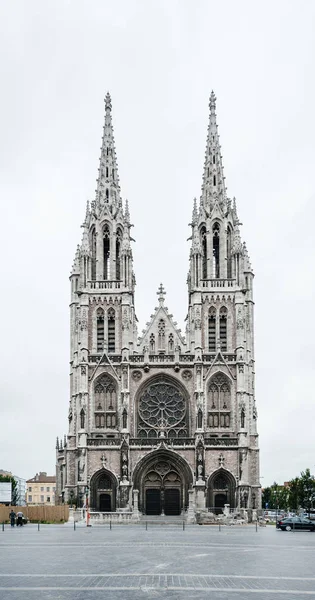 Lente di merda d'inclinazione Chiesa neogotica di Sint-Petrus-en-Pauluskerk — Foto Stock