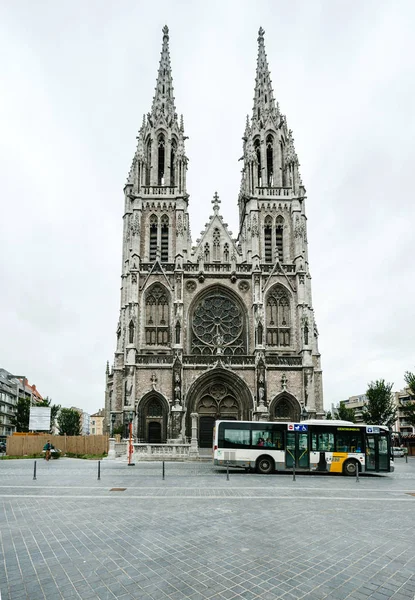 オステンド大聖堂の大きなファサードを持つ公共交通機関のバス — ストック写真